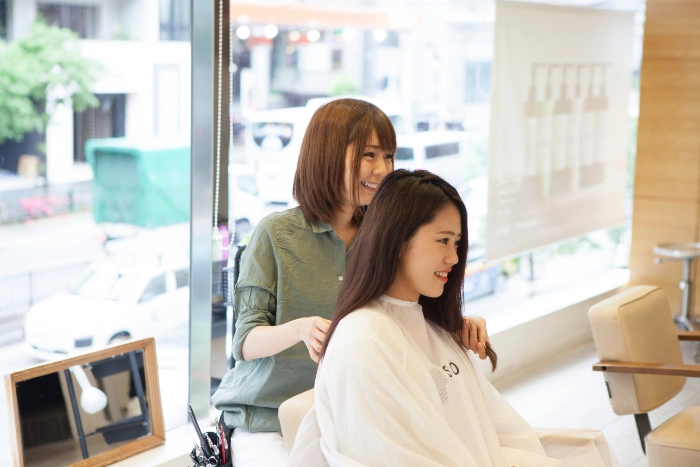 ヘアスタイルのカウンセリングを受ける女性