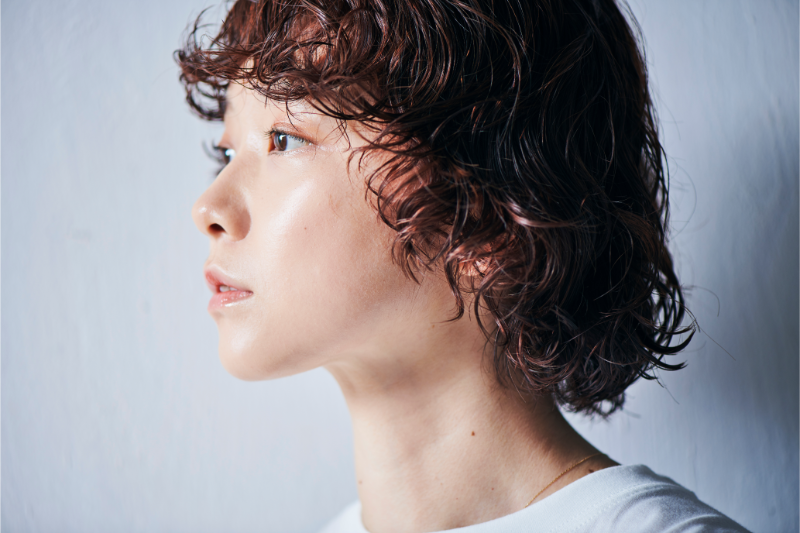 パーマをあてたショートヘアの女性